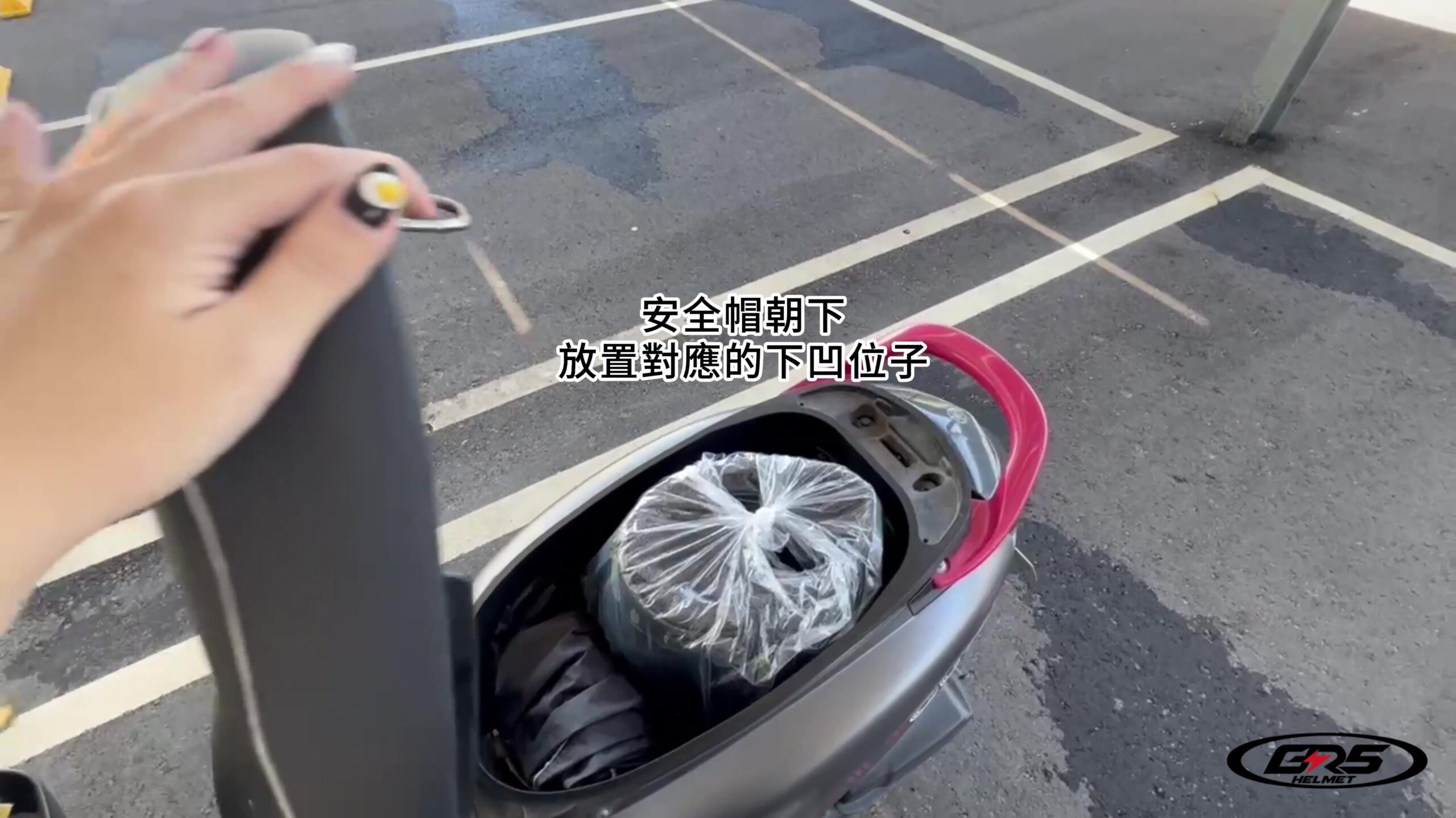 Read more about the article  A801 放進摩托車箱的全罩式安全帽